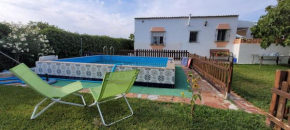 Casa con piscina privada y jardín